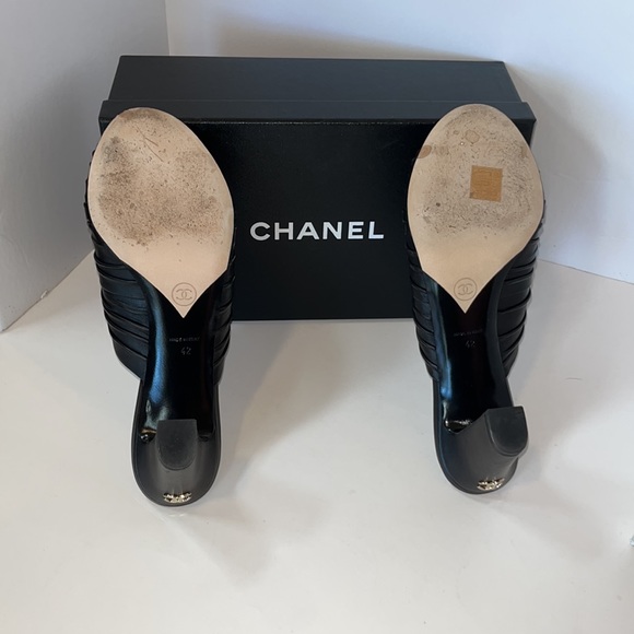 Chanel Sz. 42EU Black Lambskin, 3.5” Heel Mules, 3 Sailor Knots on Top EUC - Picture 5 of 11
